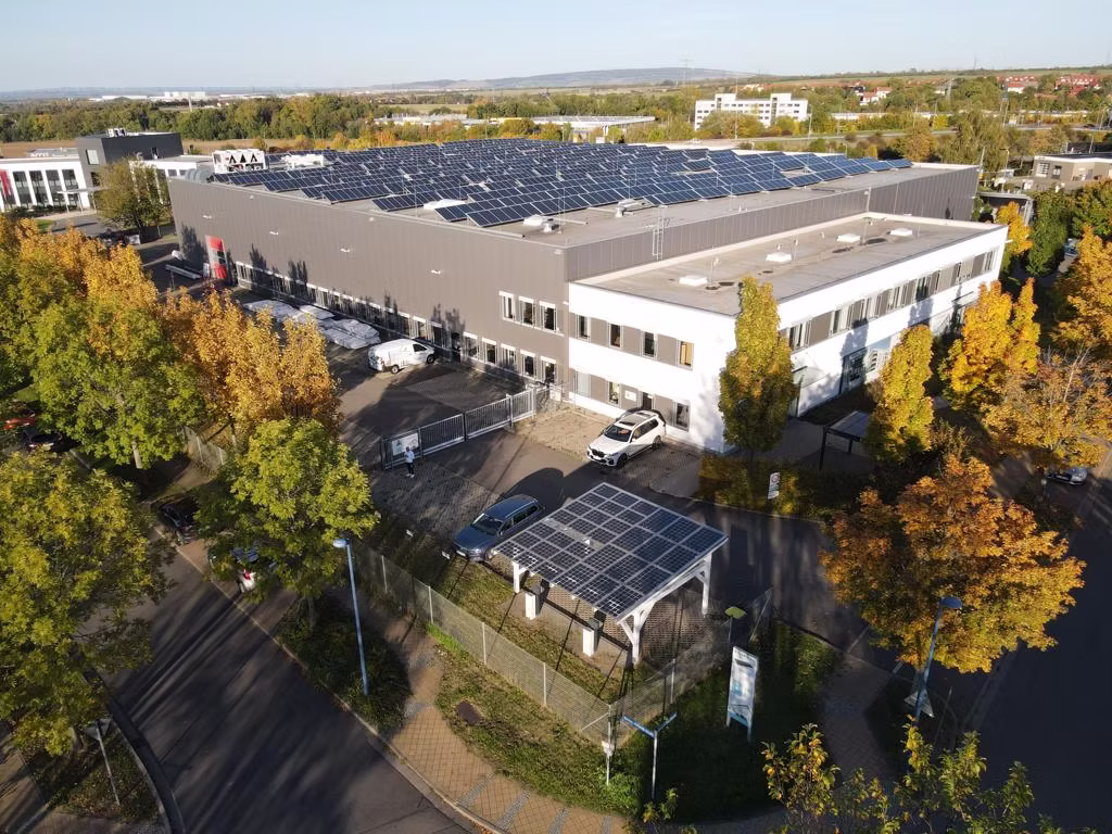 Großes Industriegebäude mit Solaranlage